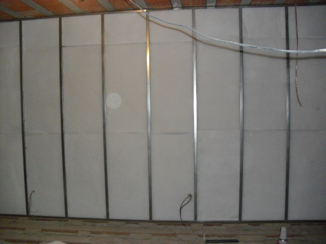 Divisória de Drywall acústica, com estrutura metálica, miolo de Lã de Pet, para colocação de uma camada de placa de gesso acartonado.
