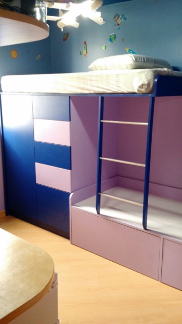 Beliche em compensado revestido em fórmixa roxa e azul, com armário.