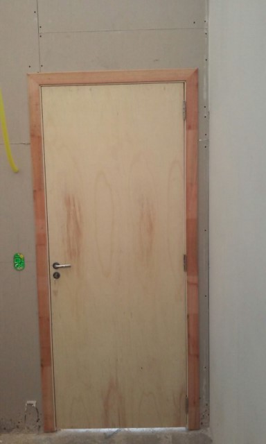 Porta de madeira, com batente e guarnição sem acabamento, para receber pintura.
