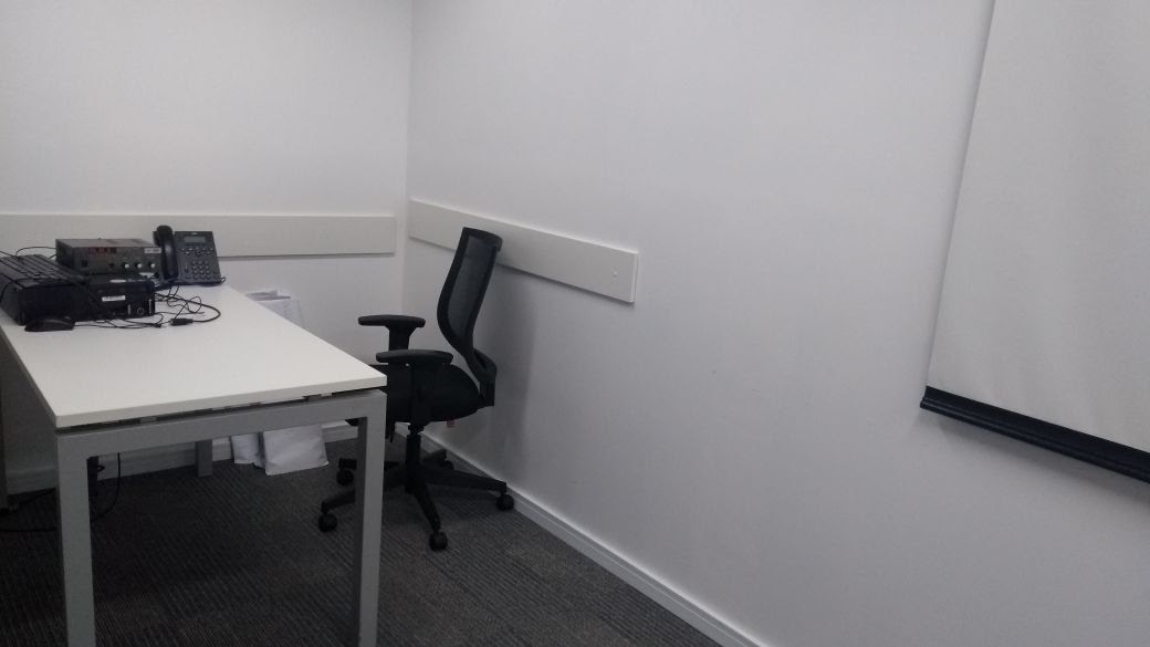 Rodameio em MDF branco, para proteção de cadeiras e mesas, para sala de escritório.